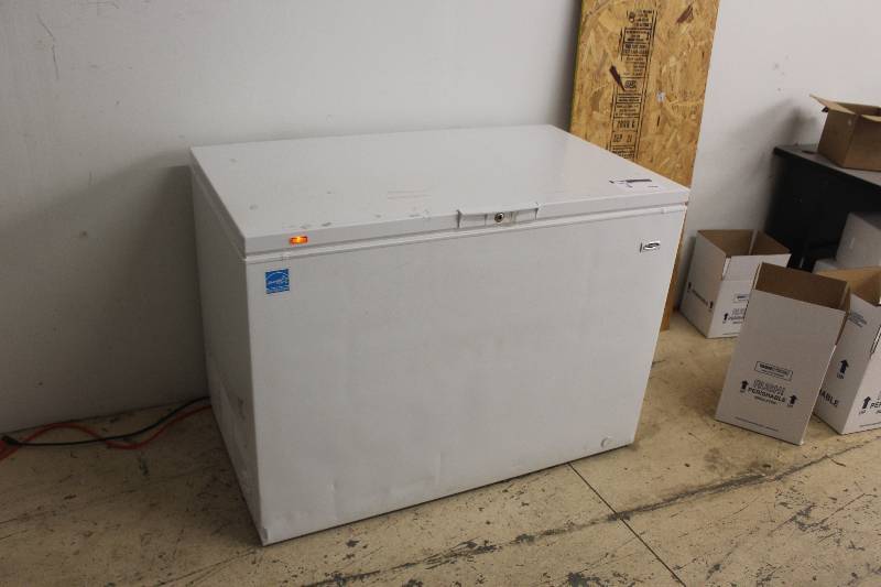 lot 4 image: Crosley Freezer