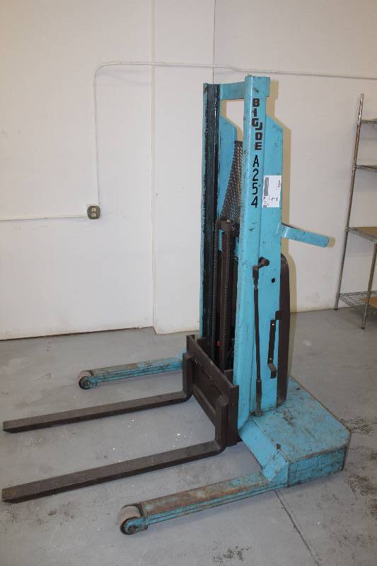 lot 2 image: Big Joe Manual Straddle Stacker