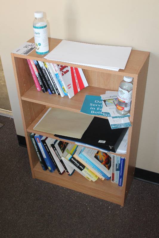 lot 68 image: 3-Shelf Book Case