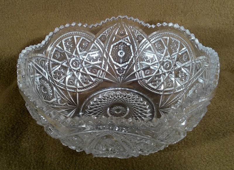 lot 7 image: Very Nice Collection Of (6) Pieces (2) Serving Bowls, Serving Dish, CakeServing Plate & Salt & Pepper Shakers