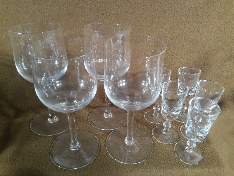 lot 8 image: Nice Collection Of Glasswear