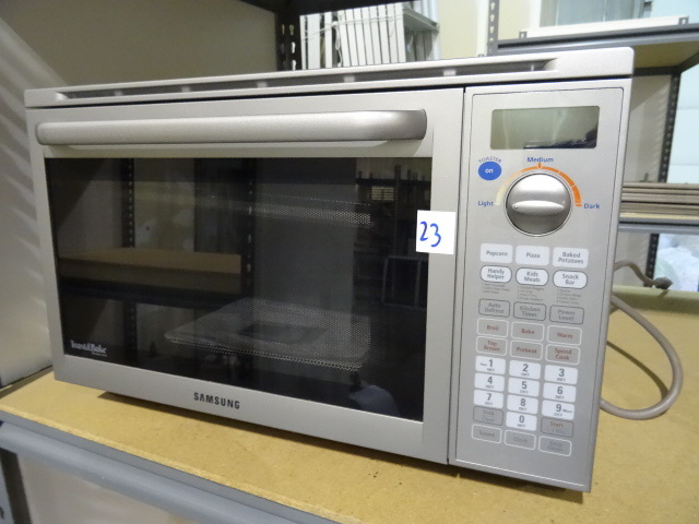 lot 23 image: Samsung toast and bake