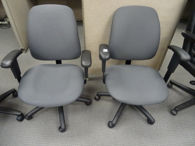 lot 86 image: 2 matching office chairs on wheels.
