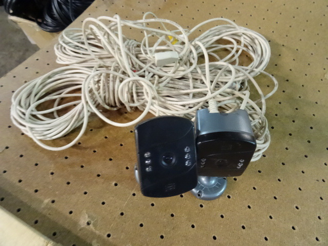 lot 9 image: 2 Security Cameras CM10804920