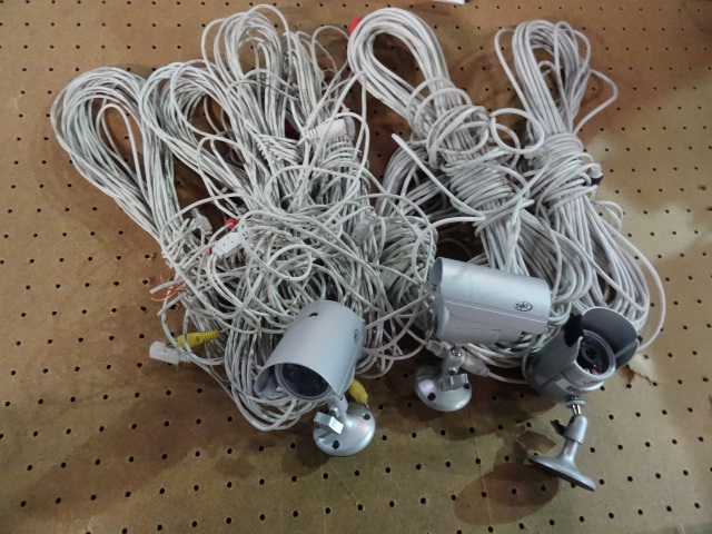 lot 10 image: 3 Security Cameras Model VU5