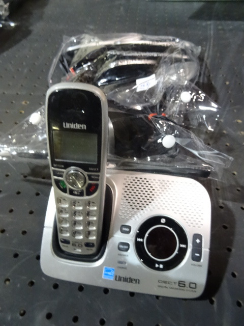 lot 42 image: Uniden 4 Phone Wireless Handset