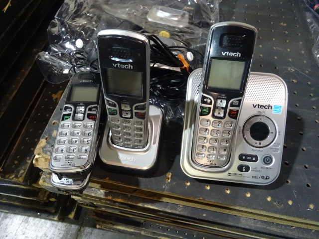 lot 43 image: V Tech 4 Phone Wireless Handset