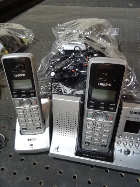lot 47 image: Uniden 4 Phone Wireless Handset