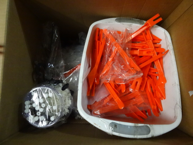 lot 77 image: Assorted Display Connectors