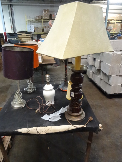 lot 82 image: 4 Misc Lamps and Folding Table