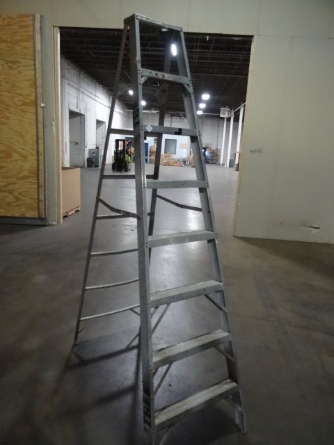 lot 125 image: 8 Aluminum Step Ladder