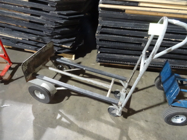lot 133 image: Convertible 2 Wheel Dolly