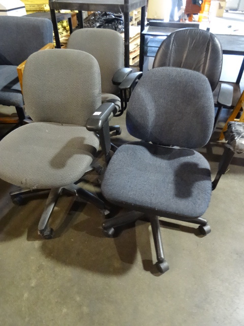 lot 146 image: 4 Office Chairs on Wheels