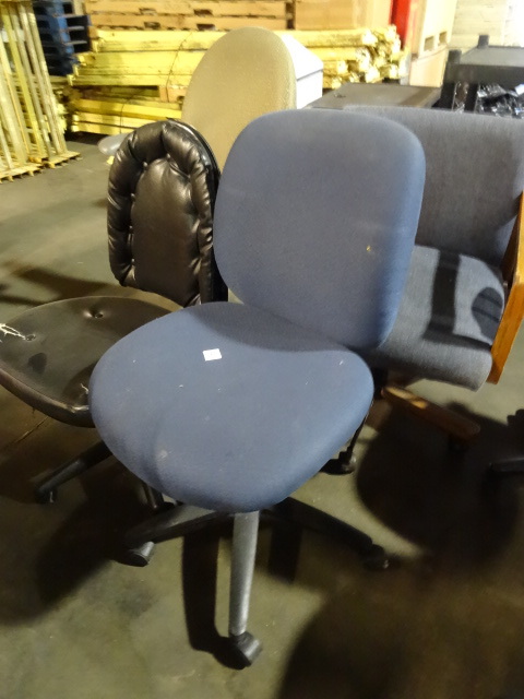 lot 147 image: 4 Office Chairs on Wheels