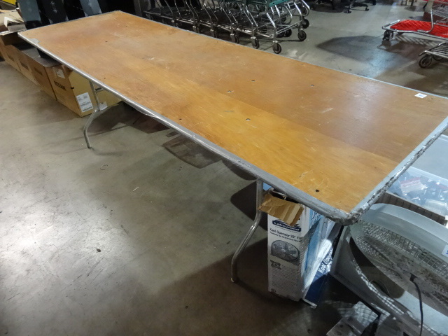 lot 156 image: 8 Folding Table