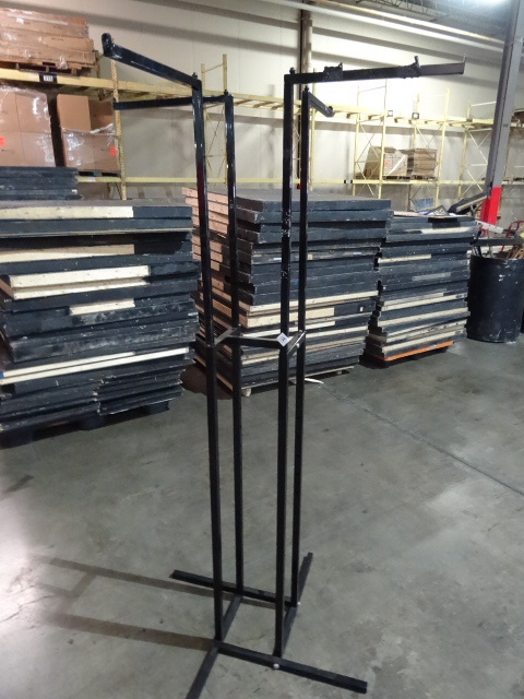 lot 166 image: Retail Clothing Rack