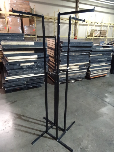 lot 168 image: Retail Clothing Rack