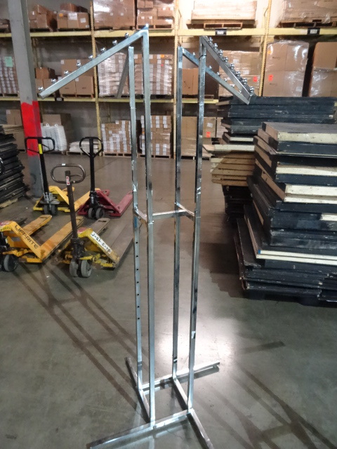 lot 171 image: Retail Clothing Rack