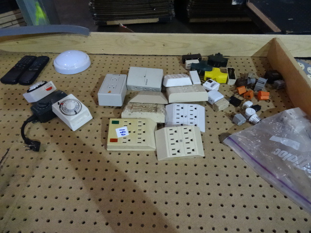lot 180 image: Misc Timers and Plug in Adapters
