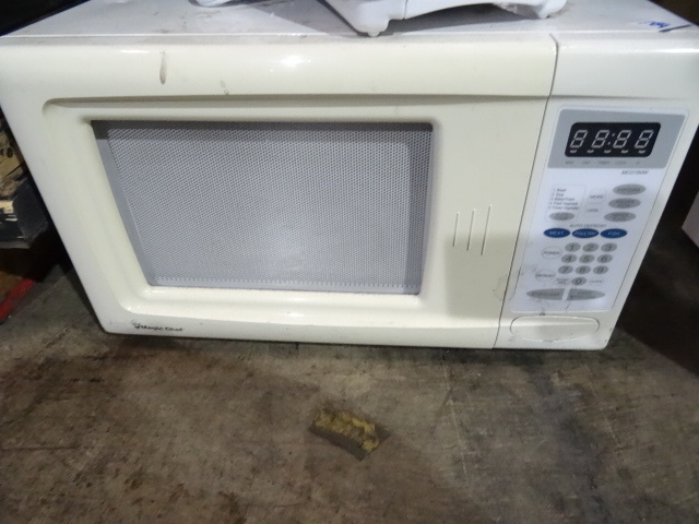 lot 184 image: Magic Chef Carousel Microwave