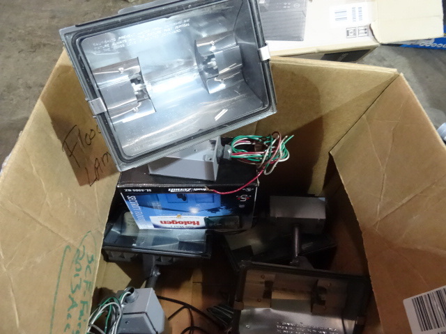 lot 199 image: 4 Halogen Flood Lights