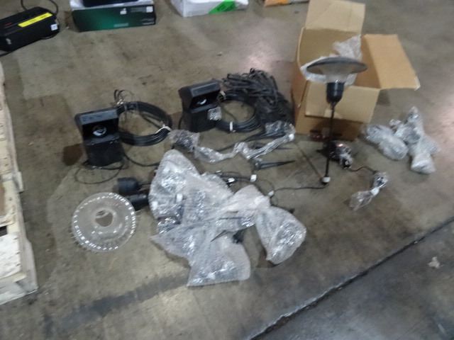 lot 213 image: Misc Outdoor Low Voltage Lighting