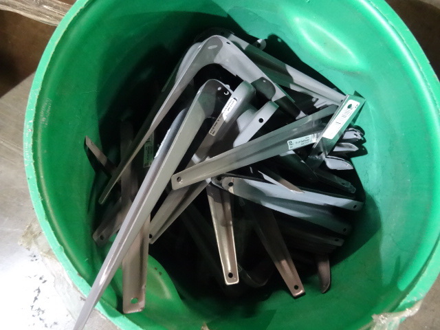 lot 237 image: Shelving L Brackets