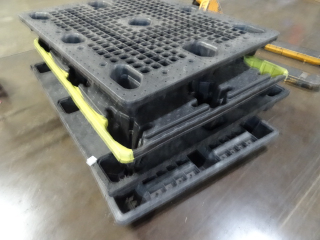 lot 255 image: 4 Plastic Pallets