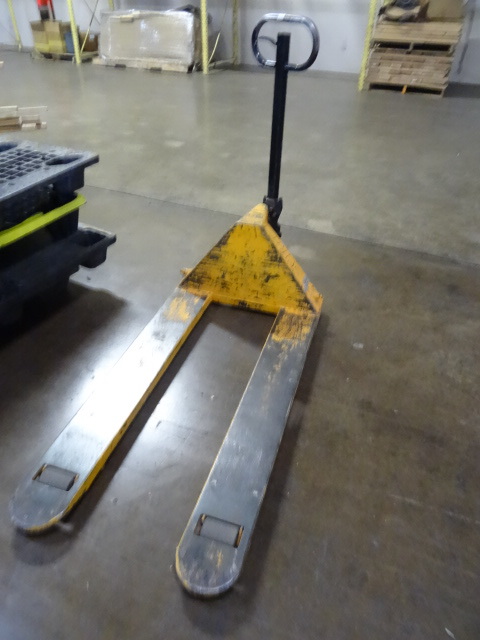 lot 256 image: Lift Rite 5000 Lb. Pallet Jack Works