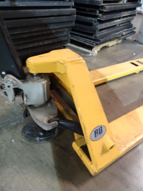 lot 162 image: Blue Giant Pallet Jack 5500 Lb. Works