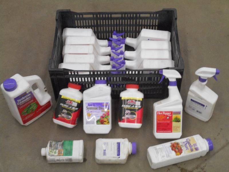 lot 25 image: Tote Of Granules Insect Control, Ga...