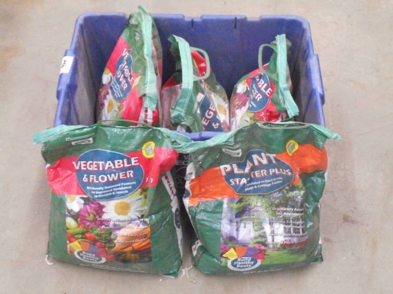 lot 46 image: Tote Of (5) Bags Of Vegetable & Flo...