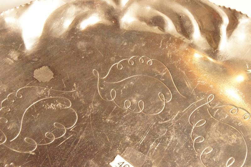 lot 468 image: 1950s Vintage Hand Hammered Aluminum Round Handled Serving Tray Label on bottom (A product of Farber & Shlevin, INC Brooklyn 38, NY