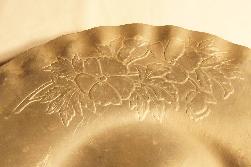 lot 469 image: 1950s Vintage Hand Hammered Aluminum Round Floral Serving Tray Approx 12