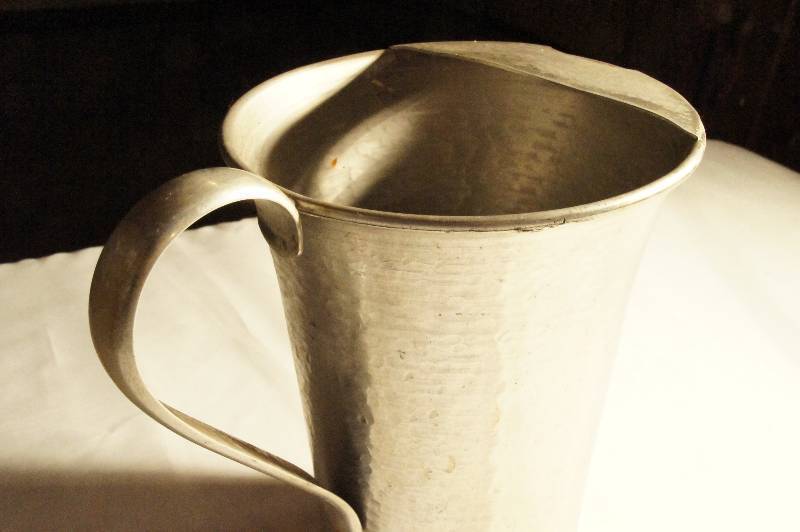 lot 472 image: 1950s Vintage Hand Hammered Aluminum Handled Water Pitcher with Ice Lip - Stamped on the Bottom (Aluminum by Gailstyn)