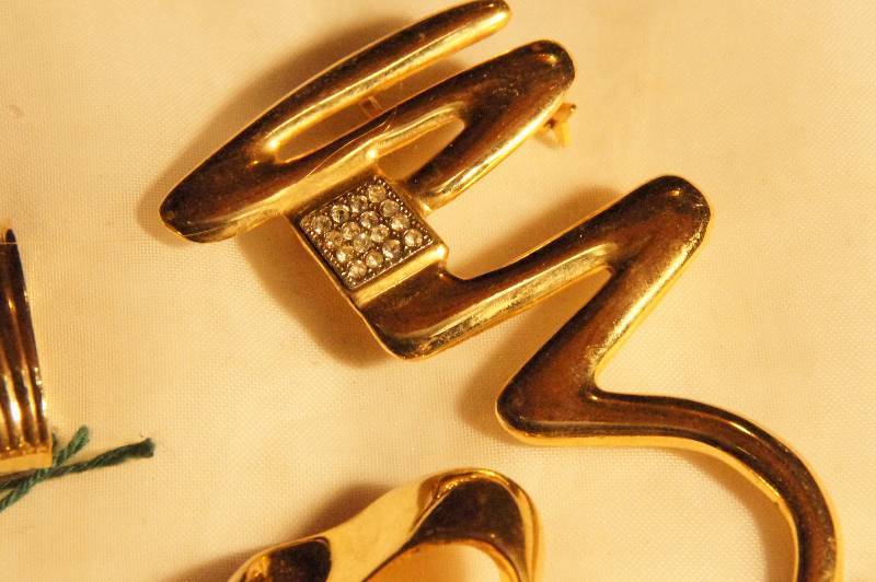 lot 506 image: Lot of Pins - including Scarf Clip, Vintage. American Flag, Bear, Ribbon, Safety Pin with Pearl, Penguin, Minnesota, Reno Nevada, Floral, ETC