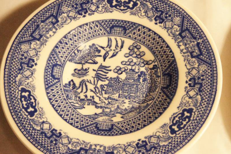 lot 511 image: Vintage Collectible Blue Willow Roll Plates (set of 4) Approx 6 Willowware by Royal China D52