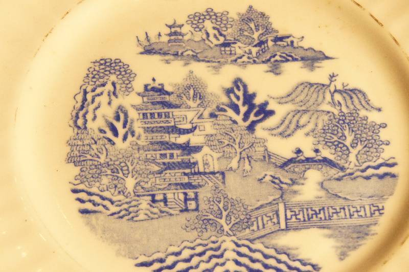 lot 512 image: Vintage Collectible Blue Willow Serving Plate Scalloped Edges Approx. 10