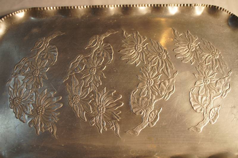 lot 542 image: 1950s Vintage Hand Hammered Aluminum Very Very Large Rectangle Handled Serving Tray Approx 22 10 34