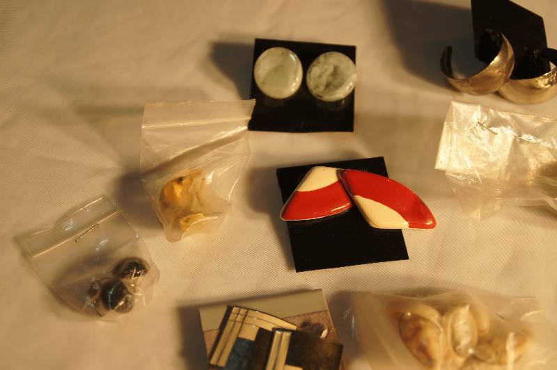 lot 566 image: Lot of Earrings
