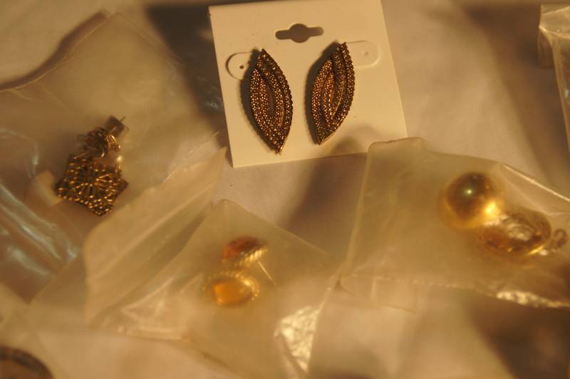 lot 567 image: Lot of Earrings