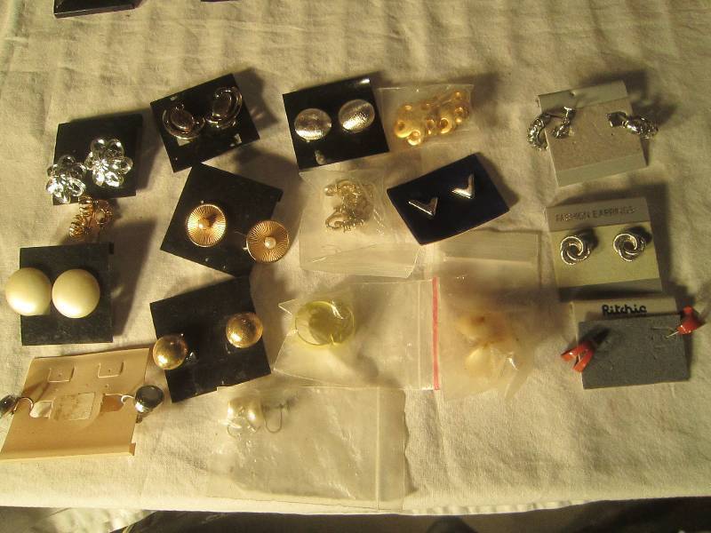 lot 629 image: Collectible Earrings