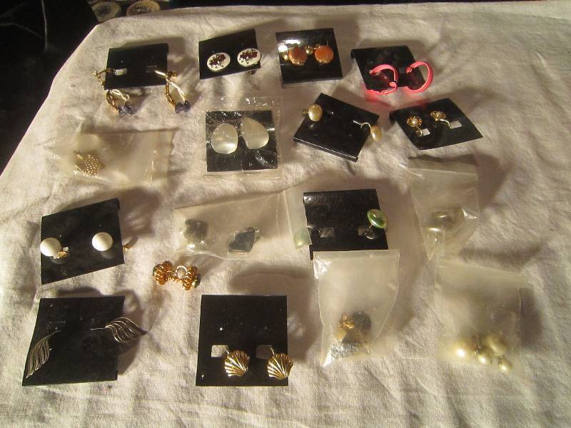 lot 630 image: 17 Pair of Clip Collectible Earrings