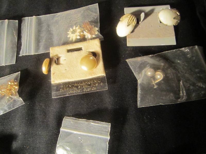 lot 631 image: 17 Pair of Clip Collectible Earrings