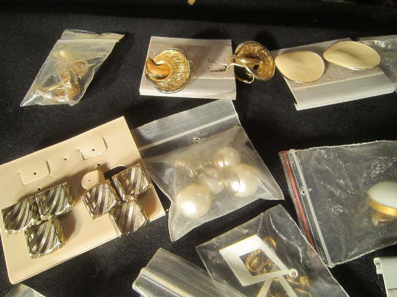 lot 632 image: 17 Pair of Clip Collectible Earrings