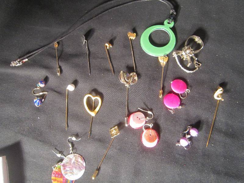 lot 645 image: LOT - 20 Plus pieces of Jewelry
