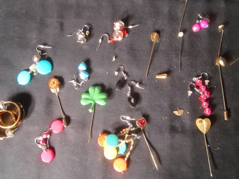 lot 646 image: LOT - 20 Plus pieces of Jewelry