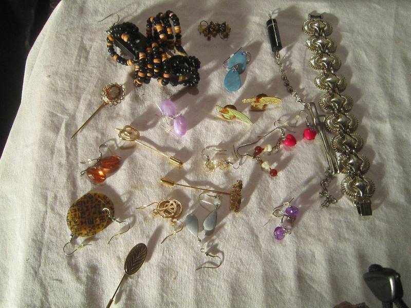 lot 648 image: LOT - 20 Plus pieces of Jewelry