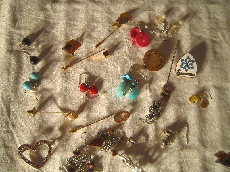 lot 649 image: LOT - 20 Plus pieces of Jewelry