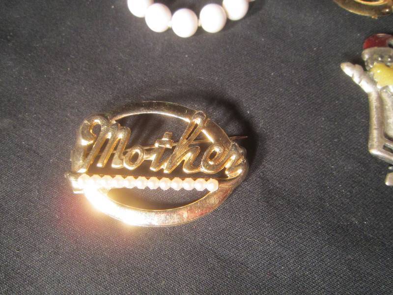 lot 650 image: LOT - 20 Plus pieces of Jewelry